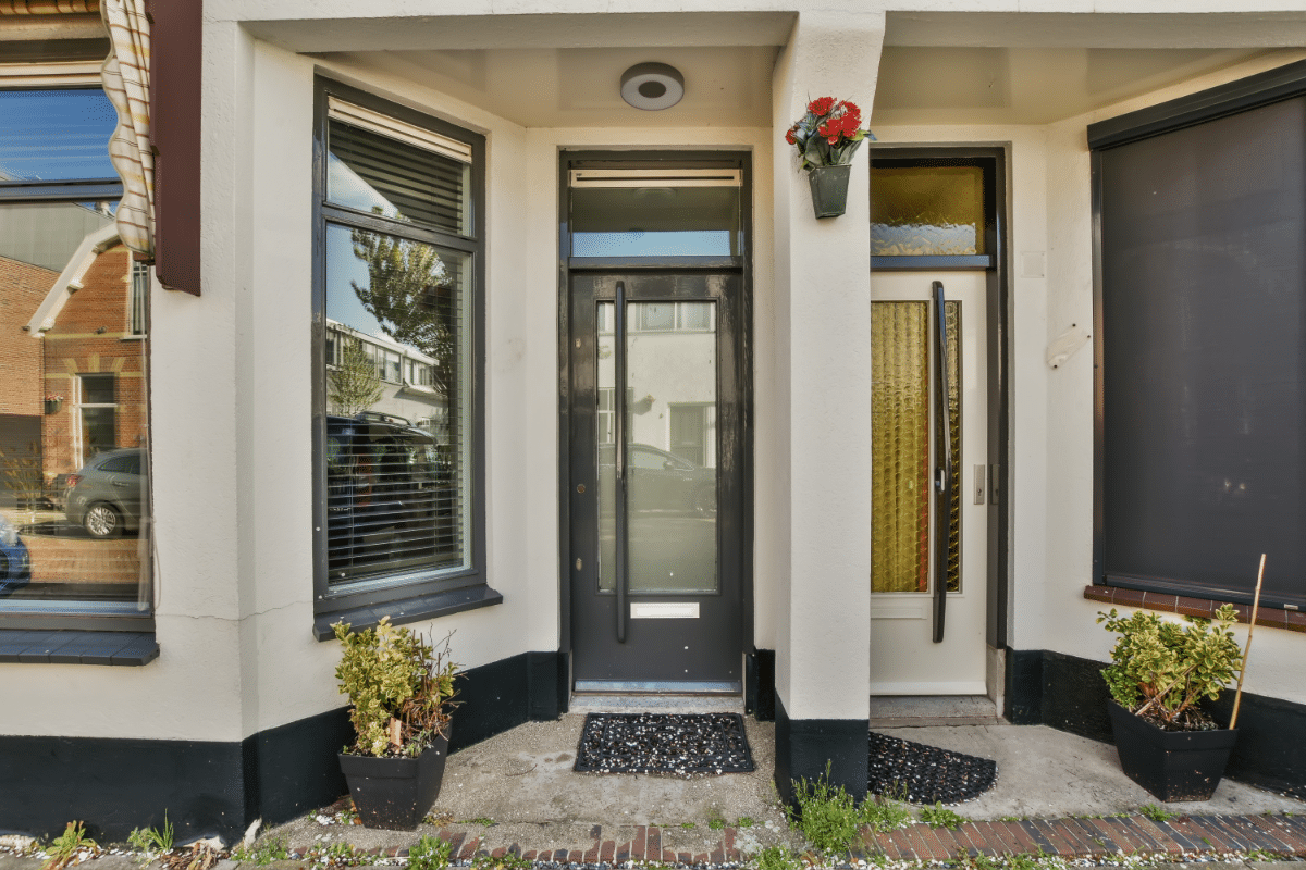 Comment choisir une porte d'entrée adaptée à votre déco